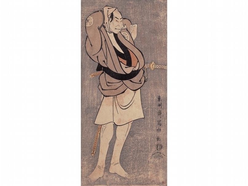 東洲齋寫樂《三世澤村宗十郎所飾大岸藏人》,大判錦繪,寬政六年(1794)。寫樂的演員畫可分為四期,共出版145張畫。第一期出道作品有28張畫,採用大判尺寸,是具衝擊性的雲母摺大首繪,而這件作品即屬於第一期作品。畫中描繪的演員宗十郎,性格溫和卻又嚴厲,擅長飾演「和事」的角色(歌舞伎中溫和的男子角色)。他在劇中扮演龜山城主桃井家家臣,是救了石井兄弟的好人,他讓石井兄弟攻擊父親的仇人藤川水右衛門,讓他們復仇成功。這張畫作展現了他身為審判角色的風格。(文/中右 瑛,圖由時藝多媒體提供)