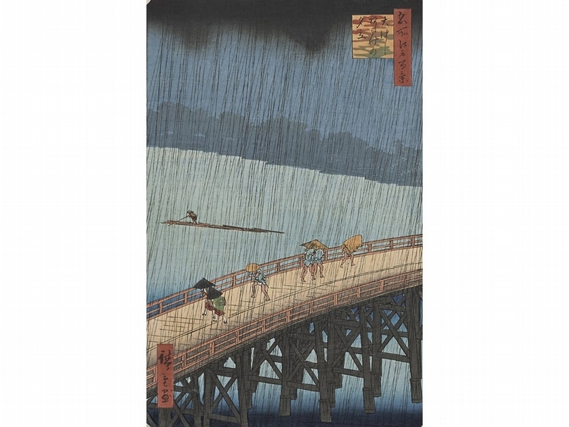 歌川廣重《名所江戸百景 大橋驟雨》,大判錦繪,安政四年(1857)。《名所江戶百景》是廣重晚年安政三年(1856)到五年(1858)間所製作的系列作品。本作在《百景》中屬於「夏之部」,廣重以寫實的手法捕捉因天候忽變、大雨驟來,橋上的行人紛紛撐傘披物,瑟縮急走的畫面。全景籠罩在交錯斜線表現的雨中,畫面充滿著一股緊張和動態的氛圍,而在遠處披著簑衣的舟人卻依然悠閒地撐著竹筏。廣重以濃墨渲染的技巧繪製黑雲,表達黑暗與壓迫,並以極細膩的筆觸刻畫出兩種不同角度的平行線,雨水線條以不同角度交叉落下,表現雨勢的