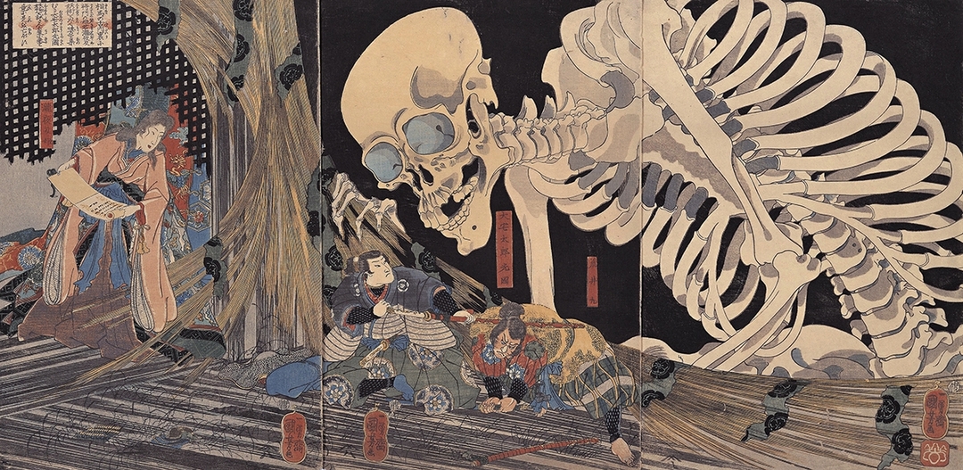 歌川國芳《相馬古內裏》,大判三張一組錦繪,弘化年間(1844-1848)。提到歌川國芳,除了武士繪都會聯想到此幅畫作。本作品取材自山東京傳讀本小說《善知安方忠義傳》。本畫描繪骷髏揭開簾子,向下俯視光國。「相馬古內裏」為平安時代武將平將門所建的宅邸,平氏被滅後成為廢墟,畫中左邊打開卷軸的人是將門孤兒瀧夜叉姬,相傳平氏在那裡暗結勢力,聚集各種妖怪企圖為父報仇。而源氏家臣大宅太郎光國得知消息後,前往宅邸與妖怪展開戰鬥。原讀本中,光國面前有數百具骷髏,並與其展開激烈對戰,但本畫作中國芳選擇用巨大的骷髏作