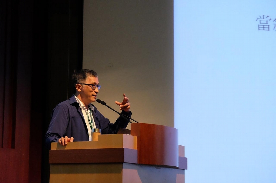 徐文瑞以「原民性與當代藝術：幾個策展反思」為題，闡述其近年關注的原民與解殖議題。（立方計劃空間提供）