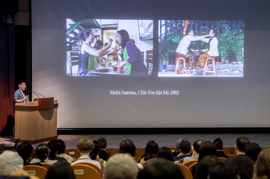弗朗西斯．馬拉維拉斯（Francis Maravillas）以「誰來晚餐：亞洲及其他地區的當代藝術與展覽中的食物與待客」為講題。（臺北市立美術館提供）