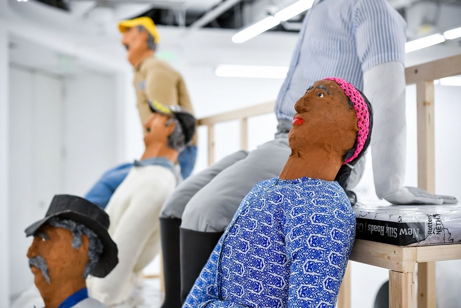 2019年，奧斯卡．穆里略（Oscar Murillo）在上海chi K11美術館舉辦個展。其創作包含繪畫、裝置及行為藝術等多元媒介。重視全球資本主義運作下，物件與觀念流通的交織關係，曾以原生國哥倫比亞的文化符號及作物為創作沃土及隱喻象徵，探索闡釋勞工、移民、社群及貿易等世界問題。（©the artist and chi K11 art museum）