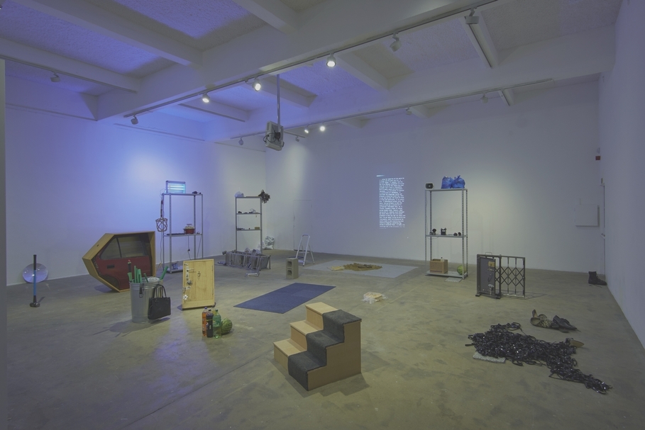 約旦藝術家勞倫斯・阿布・哈姆丹《Earwitness Inventory》於 Chisenhale Gallery展出場景，2018。曾受國際特赦組織及「法醫建築」（Forensic Architecture）之委託，藝術家採訪了敘利亞賽德納亞軍事監獄（Saydnaya）囚犯。他運用「回聲分析」的技術，形塑犯人藉由聽覺所理解的監獄場域。作品現正參加2019年58屆威尼斯雙年展。（©the artist and Chisenhale Gallery，London. Photo by Andy Ke
