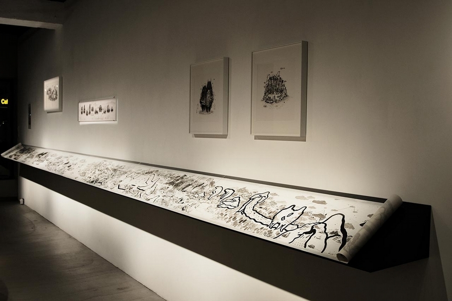 「宇宙常遇-阿咧個展」展覽焦點為長達十公尺的《仙遊春捲圖》，充滿塗鴉性格的卷中，或相連或分隔的山石，在他筆下都成了獨立的森林、島嶼、村莊、擂台或由不同怪獸所佔據的領地，乃至於陳設了諸多遊樂設施的主題公園。（意識畫廊提供）