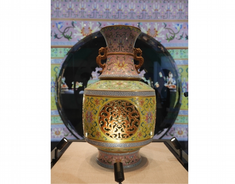 清乾隆《御製洋彩加金鏤雕團螭紋開光內繪「時時報喜」雙龍耳轉心瓶》，估價待詢，成交價人民幣9,600萬元。（攝影／王怡文）