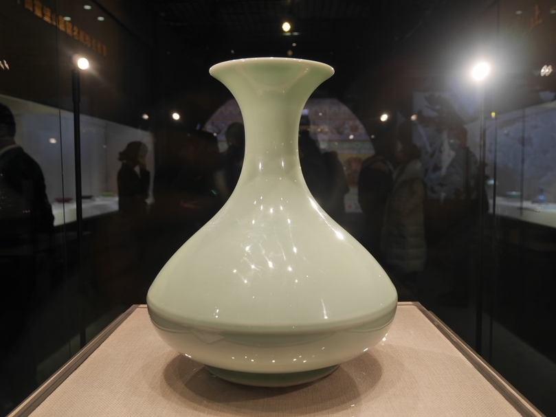 清雍正《粉青釉弦紋荸薺瓶》，預估價人民幣1,600萬至2,600萬元，成交價4,140萬元。（攝影／王怡文）