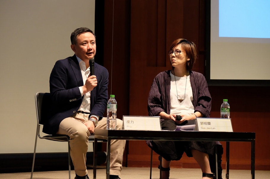 香港M+視覺文化博物館的希克資深策展人皮力和國立臺北藝術大學美術系專任副教授郭昭蘭於講後進行問答。（臺北市立美術館提供）
