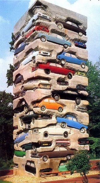 動～彈～不～得～（阿曼德‧費爾南德斯Armand Fernandez│《長期停車場Long-term parking》│汽車、混凝土│6m×6m×18m│1982年。© 2019 VINTAGE EVERYDAY）