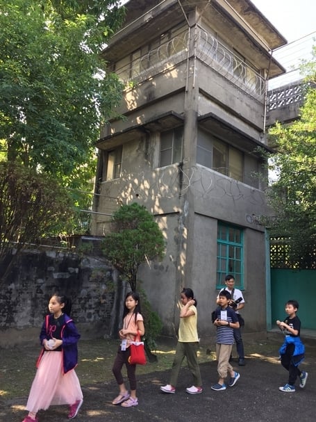 過去，被關的「犯人」們會有出來活動的時間，但必須保持距離，也不能彼此交談，不然就會被後面高樓上的看守者射殺。孩子們正在模擬和體驗這個情境。