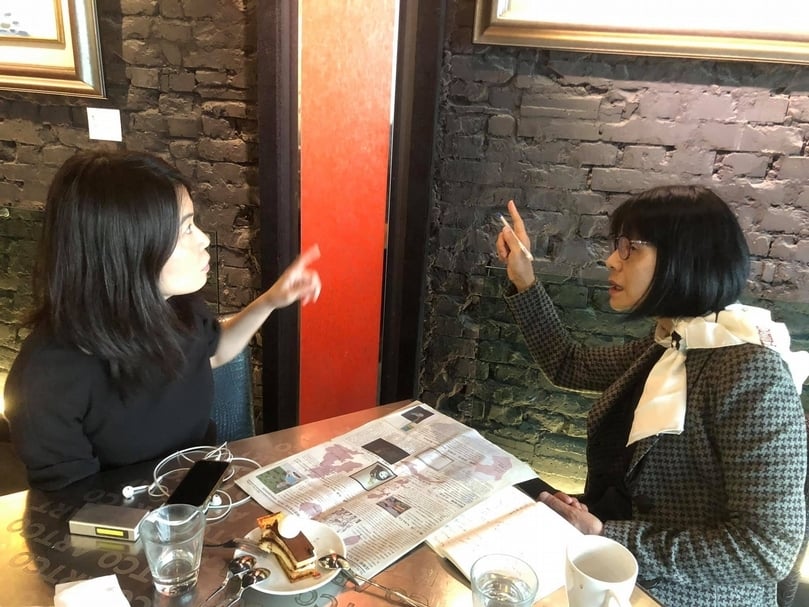 筆者與洪緹婕會面，談及過往旅居紐約的往事。（簡秀枝提供）