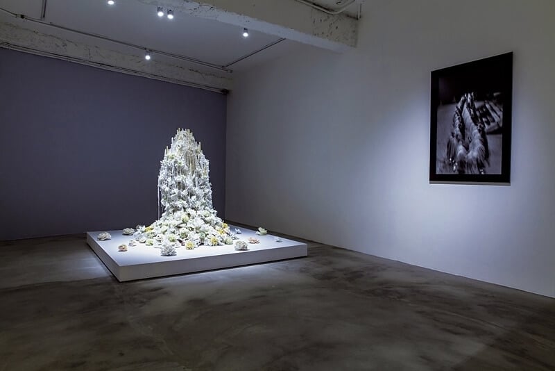 路由藝術推出展覽時，洪緹婕總用心把關每個細節，更注重燈光設計安排。（本刊資料室）