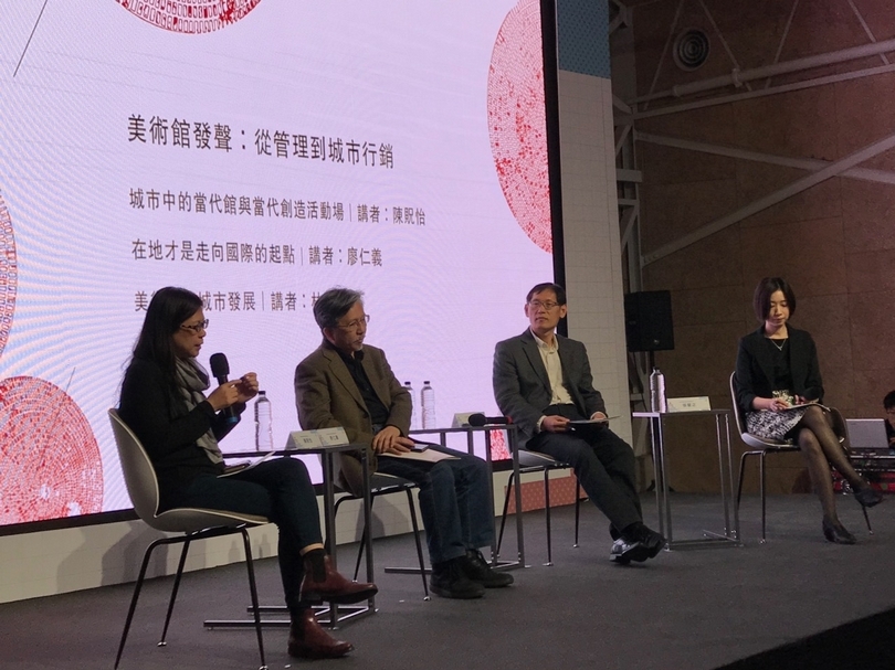 現場問答時間講者分別針對新竹市美術館做深度分析，左起為：陳貺怡、廖仁義、林詠能、張馨之。（攝影／許雲喬）