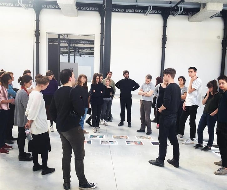 恩荷芬設計學院（Design Academy Eindhoven）的社會設計（Social Design）研究所與南法LUMA Arles當代藝術交流中心合作的評圖現場。（顧廣毅提供）