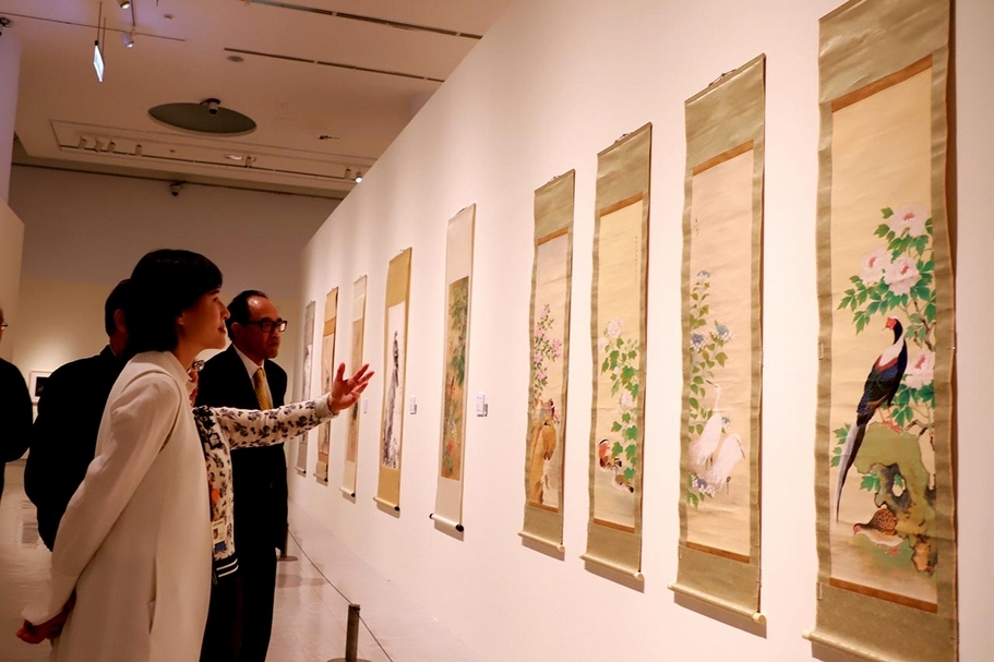 文化部部長鄭麗君欣賞林玉山作品。（文化部提供）