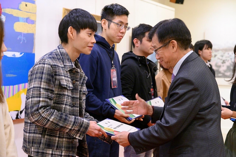本次徵件收到不少已開始在藝術界展露頭角的青年藝術家作品。圖為張驊，國內第二位獲選赴英國查爾斯王子傳統藝術學校就讀，今年暑假剛完成學業歸國。（國立高雄科技大學提供）