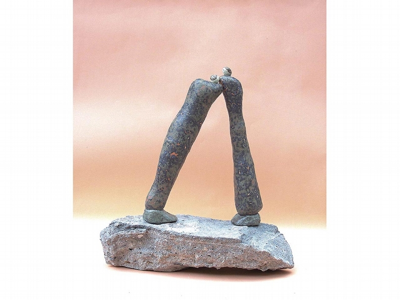 黃妙貞《倚靠》，陶瓷、釉藥、水泥，37×20×40cm，2019。（懿能藝術提供）