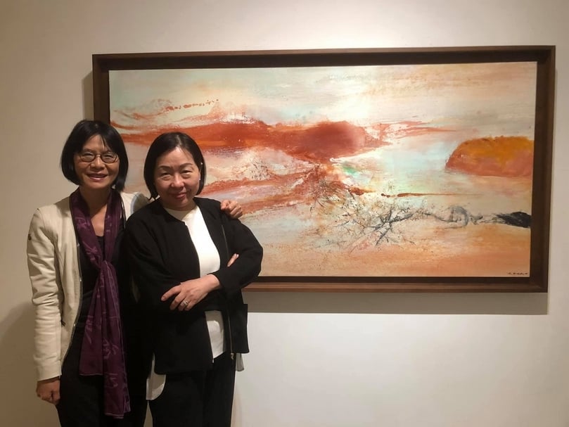 耿畫廊負責人耿桂英（右）與典藏藝術家庭社長簡秀枝（左）合影。（簡秀枝提供）