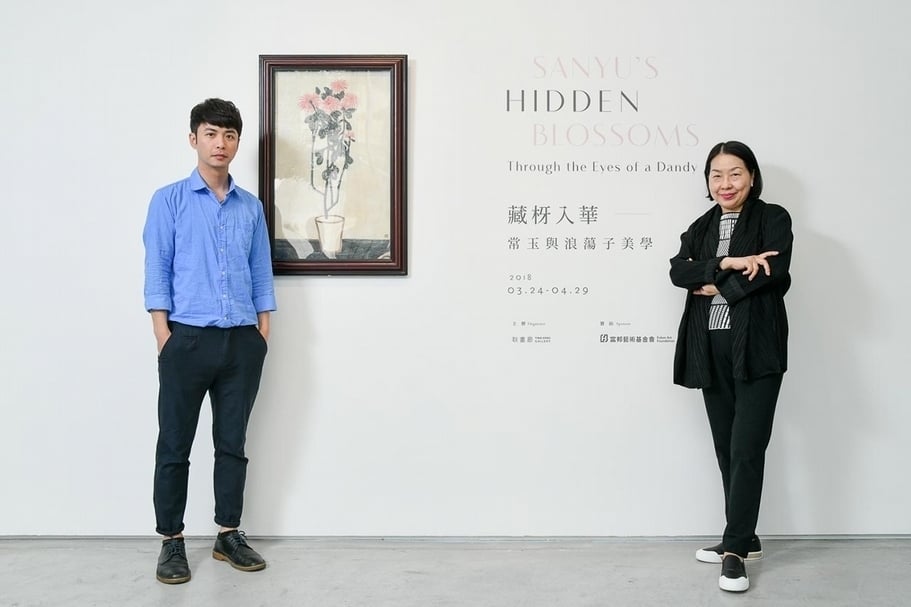 耿桂英（右）與策展人許峰瑞（左）於「藏枒入華：常玉與浪蕩子美學」展覽合影。（許峰瑞提供）