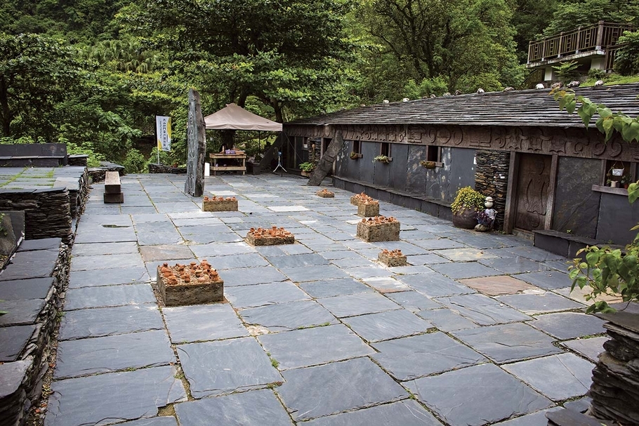「當斜坡文化遇到垂直城市—2019大山地門當代藝術展」雷斌作品現場。（伊誕創藝視界提供）