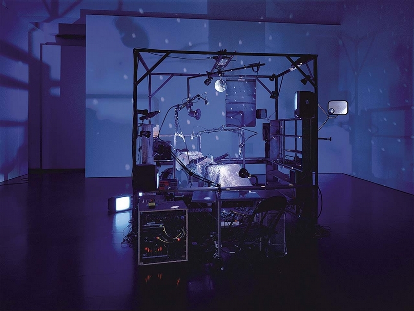 珍妮．卡迪夫蒂芙（Janet Cardiff）與喬治．布爾斯波荷．米勒（George Bures Mil-ler）的多媒材裝置作品《殺人機器》（The Killing Machine）。（© 2019 Janet Cardiff and George Bures Miller. Photo: Seber Ugarte & Lorena López. Courtesy the artists and Luhring Augustine, New York. ）