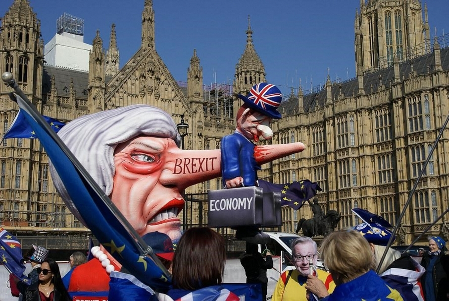 國會廣場前反對脫歐的抗議活動「Brexit Demonstrators Westminster」。（by ChiralJon，CC BY 2.0）