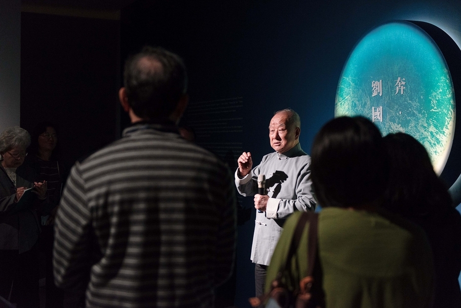 高雄市立美術館舉辦「奔．月——劉國松」大展，藝術家劉國松於開幕當日進行現場導覽。（攝影／林宏龍，高雄市立美術館提供）