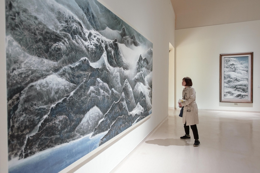 高雄市立美術館舉辦「奔．月——劉國松」展覽現場。（攝影／林宏龍，高雄市立美術館提供）