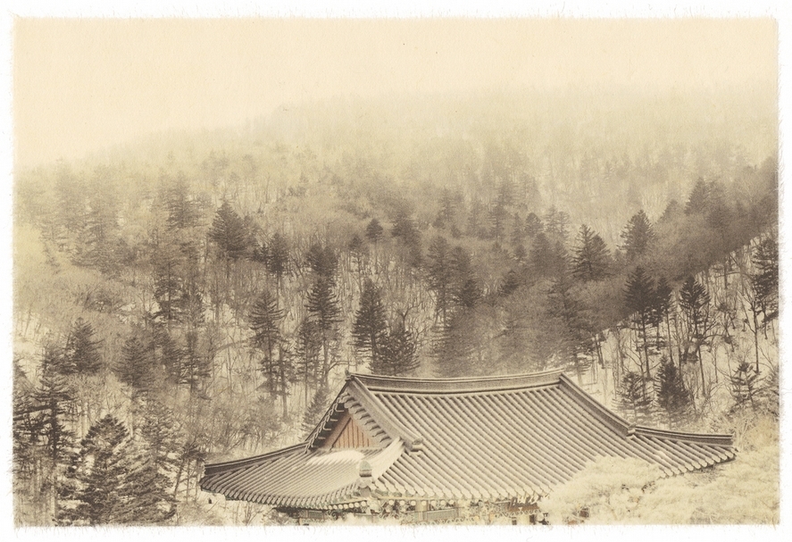 劉善恆《韓國江原道五台山》，手造紙、墨、攝影， 30.5x39.5cm，2018。（大觀藝術空間提供）