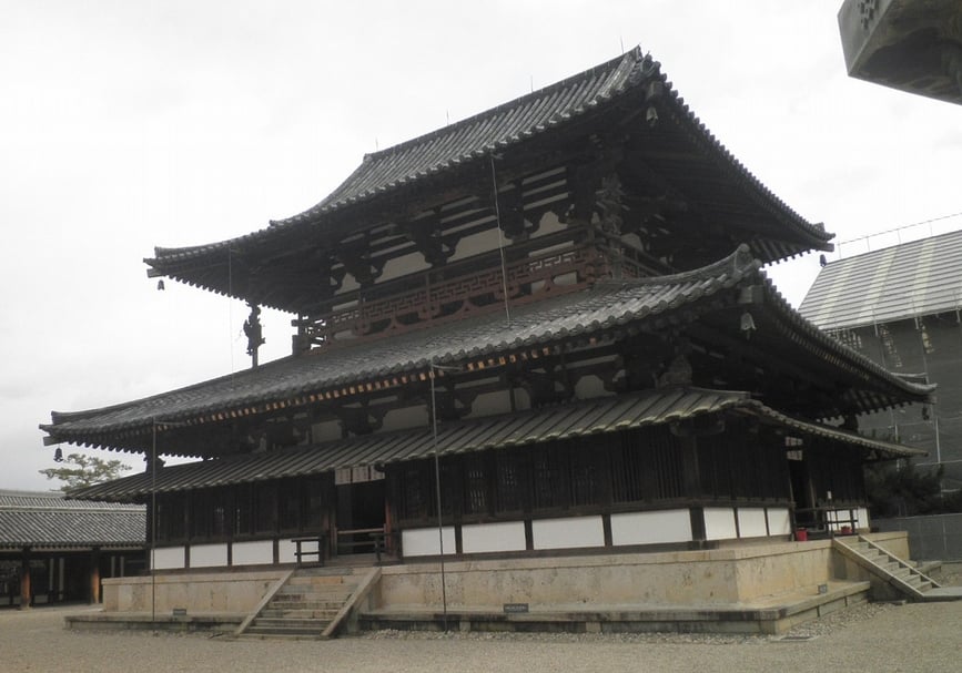 法隆寺金堂為世界上現存最古老的木造建築之一，其中有飛鳥時代繪製的壁畫及日本佛像收藏。（詹佩瑜提供）