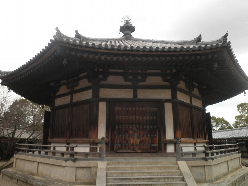 法隆寺東院為了追思聖德太子所建造的夢殿，是日本寺院少見的八角型平面。（詹佩瑜提供）