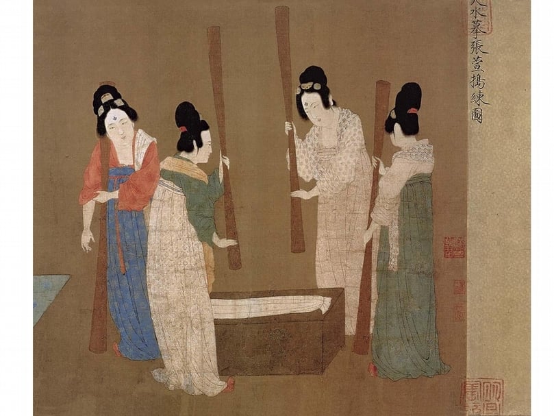 宋徽宗〈摹張萱搗練圖〉，波士頓美術館藏。圖中方形大石即「大擣帛石」。（©MFA Boston）