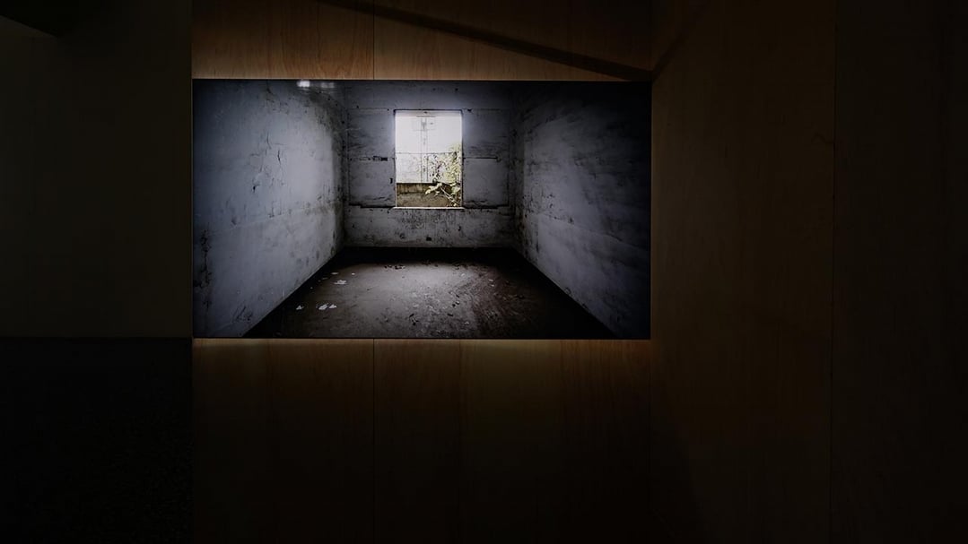 莊志維《從我到我們》，數位影像，2014，此作品紀錄了初期進駐的藝術家面對無門、無窗的空間狀態。（照片提供／A.P.D.計劃，攝影／柯善文）