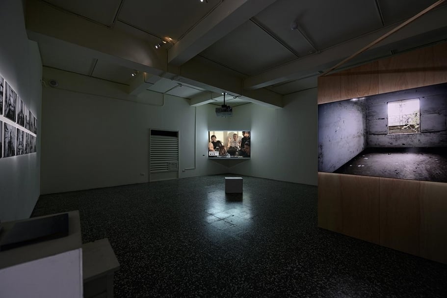 前方作品為：A.P.D.計劃《泥淖，還是潮間帶》，錄像，2019。（照片提供／A.P.D.計劃，攝影／柯善文）