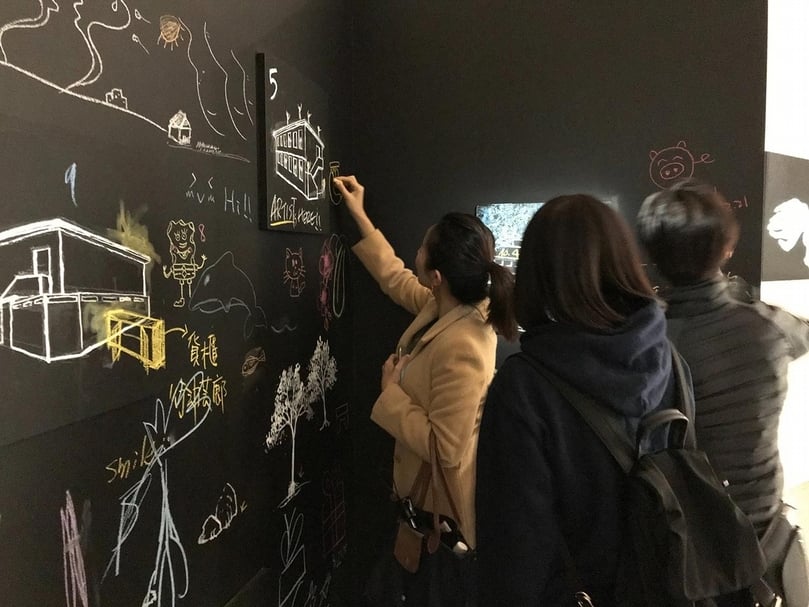 「泥淖，還是潮間帶 - 開場白之後，435藝術聚落的下一步？」展覽現場，邀請參與這場展覽的藝術家、觀眾朋友以繪畫、塗抹、再繪的方式，參與、提出對於「435藝術聚落」指向未來的各種想像。（攝影／許雲喬）