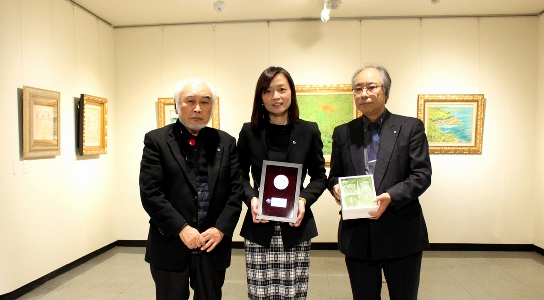 新構造社社長中谷時男與新竹市文化局互贈禮品。（新竹市文化局提供）