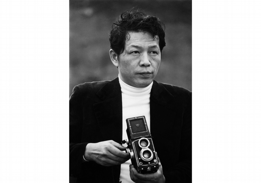 張照堂，《藝術家・黃華成・野柳》， 雷射輸出銀鹽相紙，103×69cm，1978。（臺北市立美術館典藏）