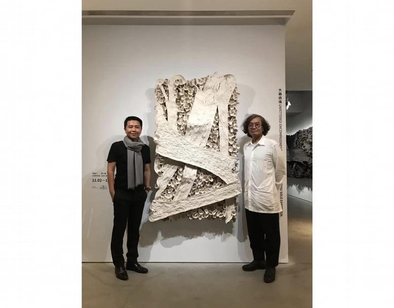 胡朝聖於「大器逍遙-徐永旭個展」與藝術家合影。（簡秀枝提供）