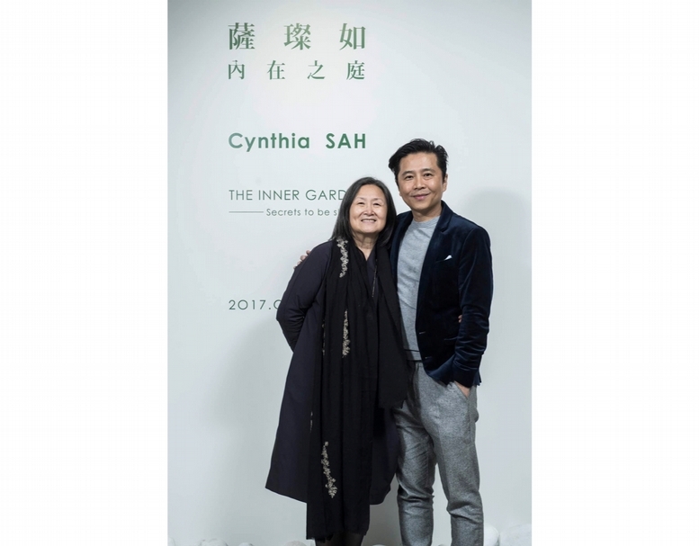 胡朝聖於「內在之庭–薩璨如個展」與藝術家合影。（簡秀枝提供）