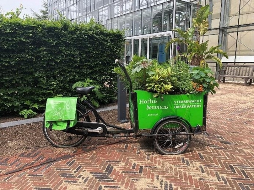 由於教育經費自籌,所以要靈活運用各種資源。 萊登植物園運用加入歐盟的計畫Big Picnic獲得的經費,添購兩輛腳踏車,走出植物園、走入民眾。(賴怡辰提供)