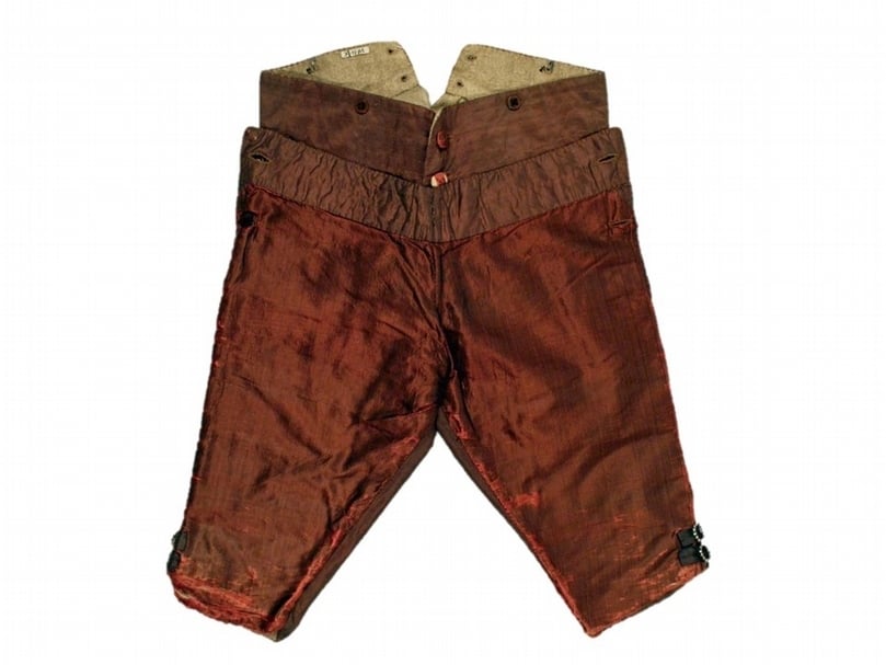 1710年代的紅色短褲Breeches，大都會藝術博物館藏。（© The Metropolitan Museum of Art）