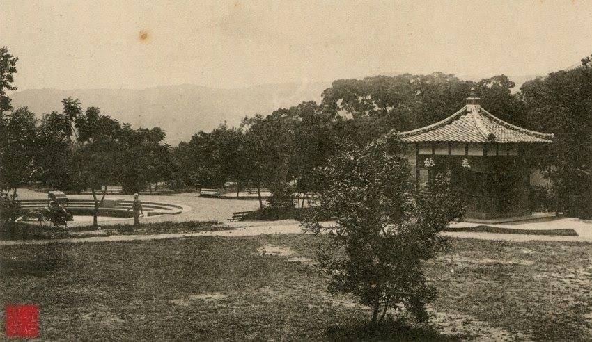 1910年左右的湯守觀音堂，由照片可以得知是位於今日公園噴水池旁。（楊燁提供）