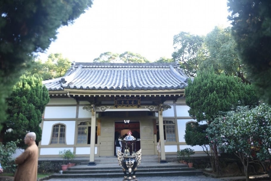 普濟寺大殿建築為單簷的歇山式，有美麗的鐘形窗。（攝影／蕭文杰）