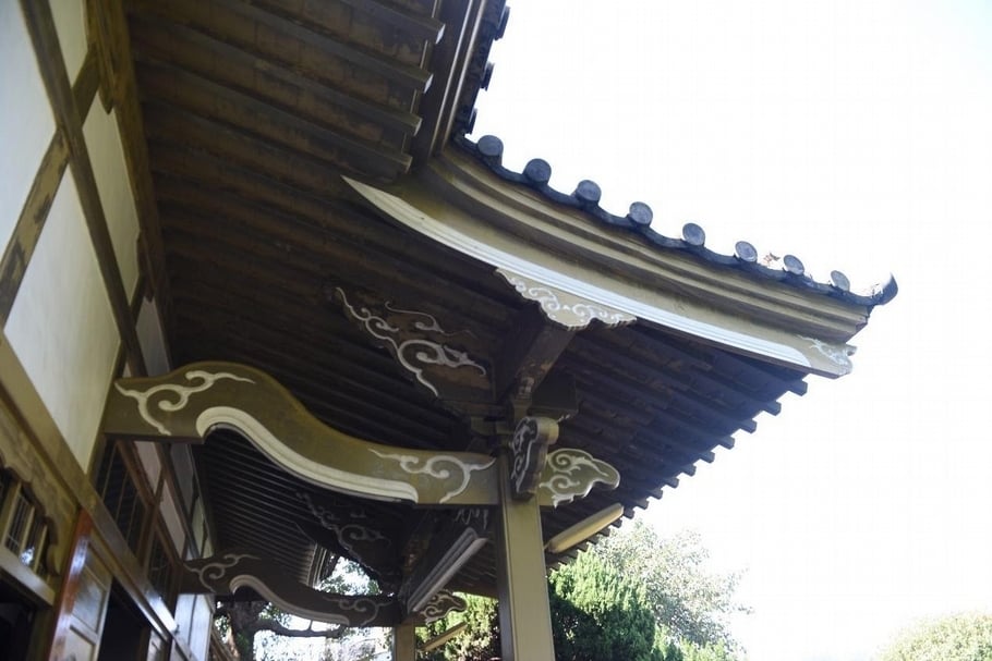 普濟寺建築有線條優美的海老虹梁。（攝影／蕭文杰）