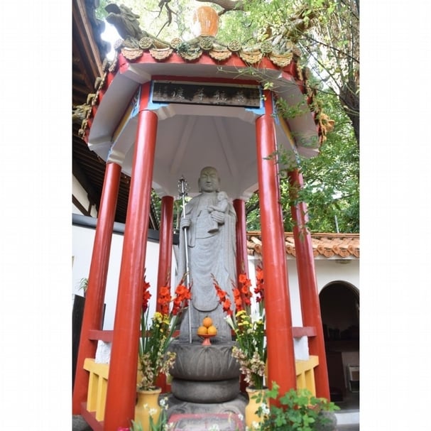 子安地藏經常被誤認為送子觀音，亭子上方「慈航普渡」為葉公超所提。（攝影／蕭文杰）