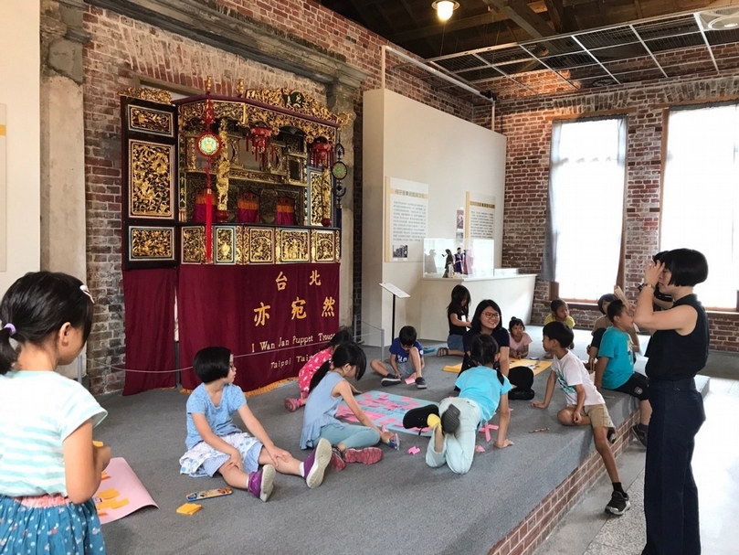 2019年7月由臺北市立文獻館所主辦的「娛樂時代——記沒有電視的十年」特展，第一天先為小朋友導覽「娛樂時代」特展，在工作營的一開始拆解出展覽組成的「關鍵字」呼應著後續要小朋友以心智圖去進行的團體腦力激盪。（胡忻儀提供）