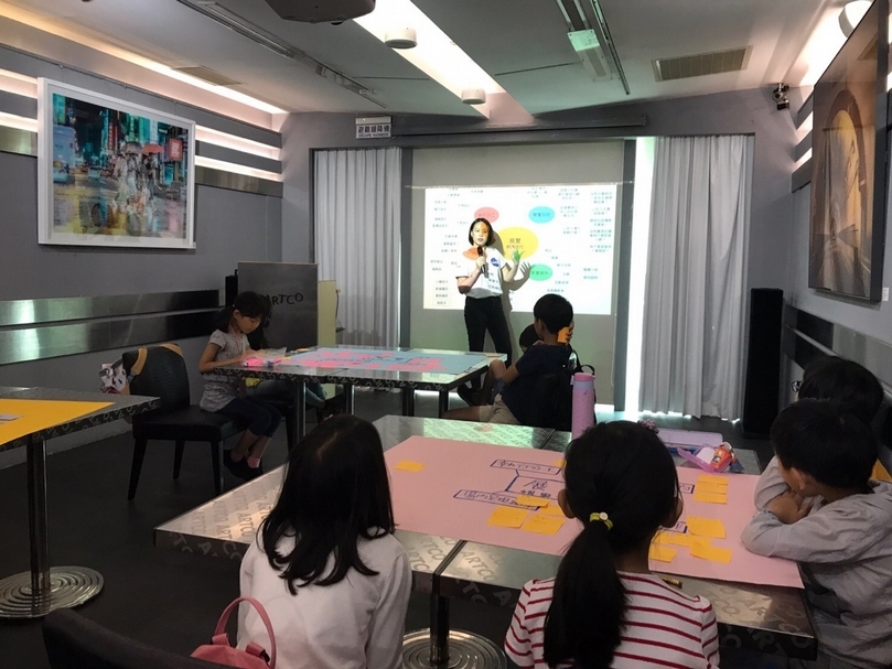 「娛樂時代——記沒有電視的十年」特展的兒童策展工作坊讓小朋友了解展覽執行的每個步驟與分工合作。（胡忻儀提供）