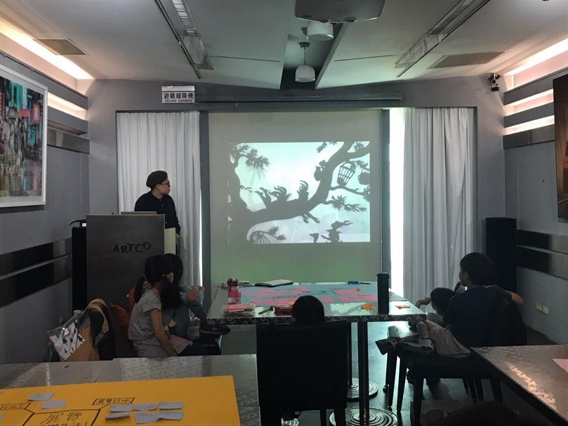 「娛樂時代——記沒有電視的十年」兒童策展工作坊以我們慣常的展覽規劃步驟帶領小朋友去做：腦力激盪、企劃、平面設計、空間設計、行銷宣傳。（胡忻儀提供）