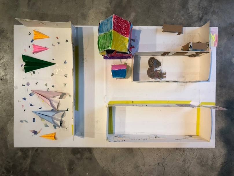 「娛樂時代——記沒有電視的十年」兒童策展工作坊的紙上模型展，讓小朋友動手做透過筆和尺帶小朋友畫出展場空間、搭建模型。（胡忻儀提供）