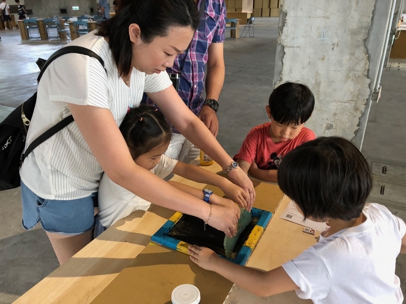 2018年「紙的進化論」展覽，帶領小朋友透過動手做更瞭解絹印。（胡忻儀提供）
