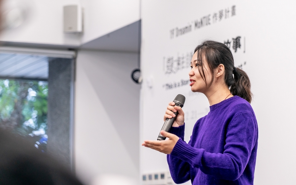 賈茜茹於「這是一個在自助洗衣店的故事」記者會上，介紹這次的創作計畫。（攝影／j.long 藝術研究室，北師美術館提供 ）